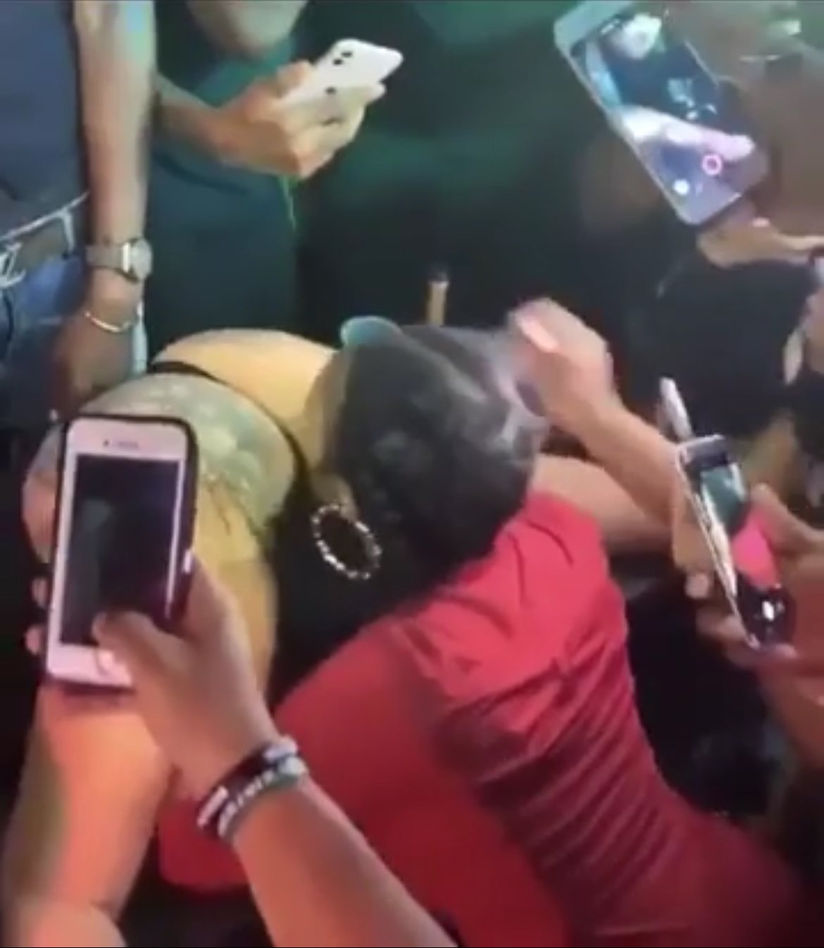 Cardee lettin a female fan eat her 🍑 👀 #a5uSPlkt