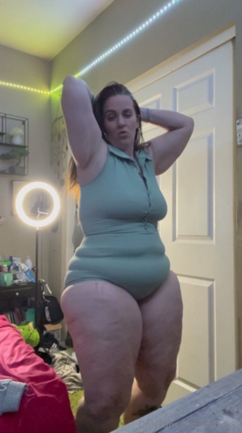 Yum 😋 look at those curves🍑 #z0oUrNYs