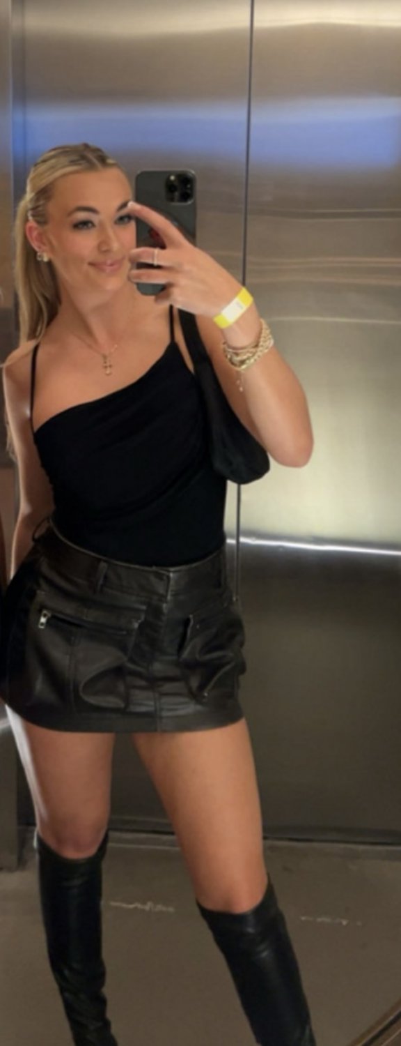 What would you rate this slutty blonde whore out of 10? #KcxVino2